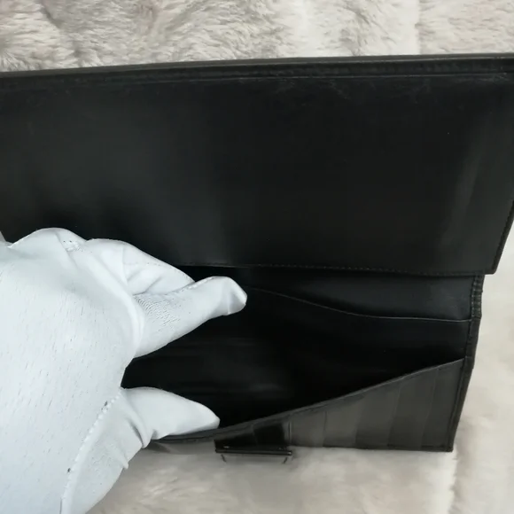 Authentic Gucci wallet - Picture 13 of 17